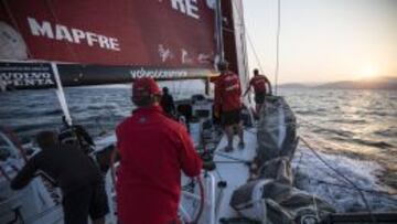 El Mapfre navega al atardecer. Se encuentra en la segunda plaza de la tercera etapa de la Volvo Ocean Race, vuelta al mundo con escalas. 