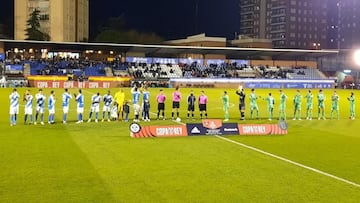 Los jugadores del CF Talavera y la UE Cornellà forman antes de su partido en la primera eliminatoria de la Copa del Rey.