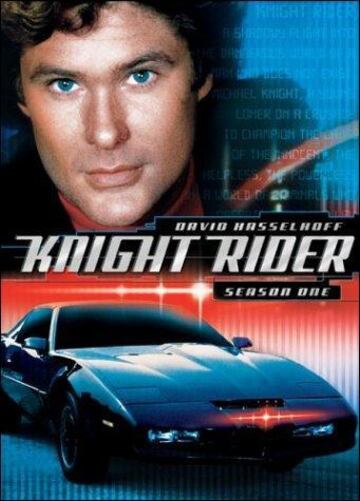 El personaje protagonista de la serie, Michael Knight (interpretado por el actor David Hasselhoff), es un defensor de los pobres y desamparados, cuyo nombre real es Michael Long, que combate la injusticia conduciendo un prototipo de automóvil de alta tecnología.