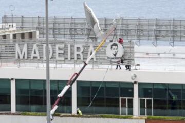 Trabajadores del aeropuerto colocan el cartel de Cristiano Ronaldo en Aeropuerto Internacional de Madeira que a partir del próximo día 29 de marzo llevará el nombre de Cristiano Ronaldo.