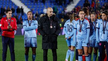 LEGANÉS (MADRID), 20/01/2024.- El técnico del Levante José Luis Sánchez y sus jugadoras, tras caer derrotadas ante el FC Barcelona en la final de la Supercopa en el encuentro que han disputado hoy sábado en el estadio de Butarque, en la localidad madrileña de Leganés. EFE / Daniel González.
