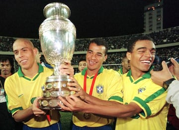 Ronaldo, Cafú y Denilson con la Copa América de 1997.