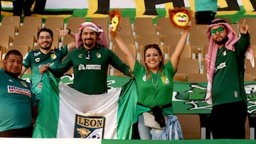 Jeddah (Saudi Arabia), 15/12/2023.- Supporters of Club Leon cheer before the FIFA Club World Cup 2023 match beween Club Leon and Urawa Reds in Jeddah, Saudi Arabia, 15 December 2023. (Mundial de Fútbol, Arabia Saudita) EFE/EPA/ALI HAIDER
