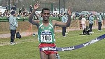 <B>DISCÍPULO DE GEBRE.</B> Tras su victoria de ayer, Kenenisa Bekele agradeció a Haile Gebrselassie, su compatriota, los consejos tácticos que le da siempre.