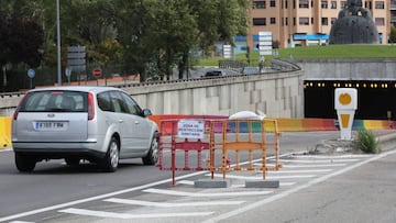 Un coche pasa junto a un cartel que indica que accede a una zona de restricci&oacute;n sanitaria, durante el segundo d&iacute;a de entrada en vigor de las nuevas restricciones de movilidad en el municipio madrile&ntilde;o de Alcobendas, Madrid (Espa&ntild