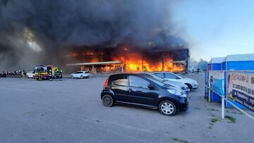 A view shows a shopping mall hit by a Russian missile strike, as Russia's attack on Ukraine continues, in Kremenchuk, in Poltava region, Ukraine June 27, 2022.  Press service of the State Emergency Service of Ukraine/Handout via REUTERS ATTENTION EDITORS - THIS IMAGE HAS BEEN SUPPLIED BY A THIRD PARTY.