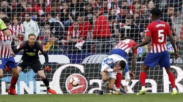 El central uruguayo del Atlético de Madrid, Giménez, vio la tarjeta amarilla por sacar la pierna a pasear en una caída y dar un golpe a Braithwaite.