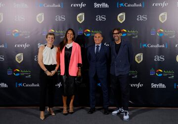 Elisa Aguilar, presidenta de FEB y Vicente Jim¨¦nez, director de Diario As con Sergio Scariolo y su esposa Blanca Ares.