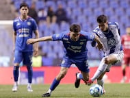 MEX8853. PUEBLA (MÉXICO), 04/04/2026.- José Paradela (i) de Cruz Azul disputa un balón con Sergio Rodríguez de Pachuca este sábado, durante un partido entre Cruz Azul y Pachuca en el estadio Cuauhtémoc en Puebla (México). EFE/Hilda Ríos