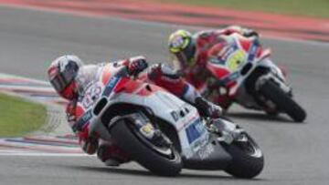 Dovizioso por delante de Iannone en la carrera del GP de Argentina.