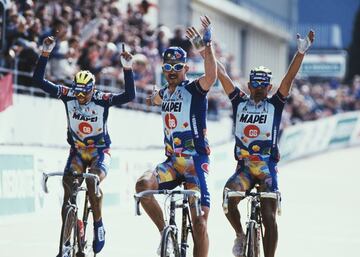 Este es, para gran parte del aficionado, el triplete más célebre en la historia del ciclismo. Fueron unos años de dominio apabullante del equipo Mapei en las clásicas, sobre todo, en la París-Robaix. Su reinado arrancó en la mítica edición de 1996, cuando Johan Museeuw, Gianluca Bortolami y Andrea Tafi subieron al podio, exhibiendo una superioridad incontestable para saborear las mieles del triunfo en el velódromo de Roubaix (el orden en meta lo decidió Lefevere, actual director del Quick-Step, que llamó por teléfono al director del equipo para que avisara a sus corredores). No quedó ahí la cosa, ya que el Mapei también logró el triplete en las ediciones de 1998 y 1999. Algo irrepetible. 