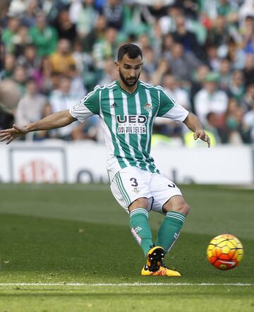 El lateral derecho barcelonés llegó al equipo andaluz, cedido por el Barça, en el mercado de invierno de 2016. Al final de esa temporada volvió al club catalán. Regresó al Betis, esta vez con contrato, el verano de 2020 donde estuvo tres temporadas hasta su salida en 2023. En total disputó 37 encuentros y anotó un gol. Fue campeón de la Copa del Rey 2022.