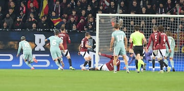 Correa celebra con alegría su segundo gol en el partido.