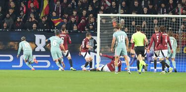 Correa celebra con alegría su segundo gol en el partido.