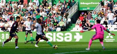 Un gran gol de Joni Montiel y un penalti fallado por Pombo dieron el triunfo al Levante
