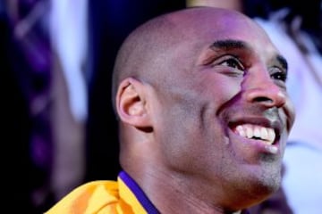 Kobe no pudo contener sus emociones y se mostró feliz en su gran despedida.