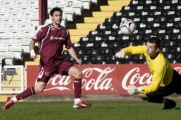 Las lesiones provocaron que Mauricio Pinilla terminara jugando en el Hearts de Escocia. Ahí apenas jugó ocho partidos y marcó dos goles. 