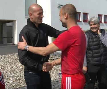 En 2015 (mientras dirigía al Castilla), Zinedine se sacó el título (la Licencia UEFA Pro nivel 3) bajo la tutela de la Federación Francesa de Fútbol. Por ese motivo, viajó a Marsella y a Múnich para aprender los métodos de dos de los técnicos con más prestigio: Marcelo Bielsa, que entonces entrenaba al Olympique de Marsella, y Pep Guardiola, máximo responsable técnico del Bayern de Múnich. Zidane quería aprender sobre todo la manera de gestionar plantillas de dos de los mejores entrenadores del momento…