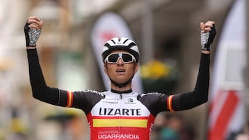 &Iacute;&ntilde;igo Elosegui celebra una victoria con el equipo Lizarte.