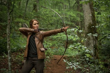 Es una de las heroínas modernas de una de las sagas juveniles más aclamadas de los últimos tiempos. Katniss Everdeen se enfrenta, en Los Juegos del hambre y sus secuelas, al poder que establecía unos sacrificios anuales para realizar los famosos juegos que entretienen a lo más privilegiados. Ella sola, con su tenacidad y su arco, inicia la revolución del pueblo contra los más poderosos. Dónde ver: Netflix, Primer Video, Max y Movistar+