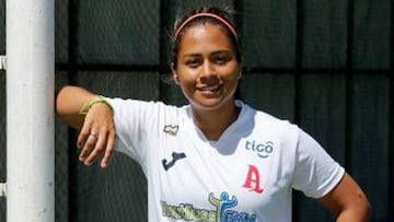 La centrocampista que militaba en el fútbol salvadoreño, ha sido fichada por el Club Deportivo El Ejido, que pertenece a la segunda división de la Liga Andaluza de España.