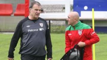 <b>A PIE DE OBRA. </b>Bielsa dialoga con el ayudante y ex entrenador de alevines del club Iker López 'Petxa'.