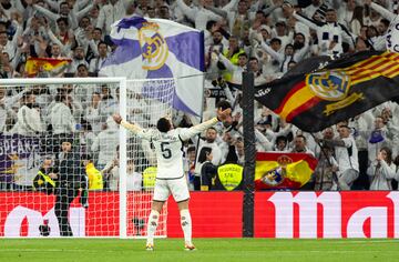 Bellingham celebrando su segundo gol el tercero del equipo blanco.