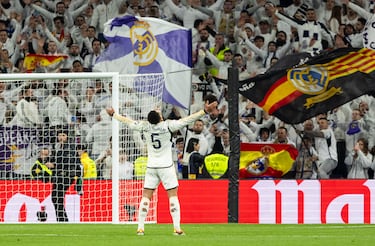 Bellingham celebrando su segundo gol el tercero del equipo blanco.