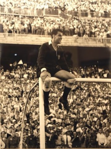 Histórica celebración de Quique Martín que arrebató todos los fotógrafos a Franco cuando el Valencia ganó la Copa del Generalísimo y al que hoy recordamos.