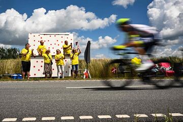 Seguidores disfrutando de la segunda etapa del Tour de Francia 2022.