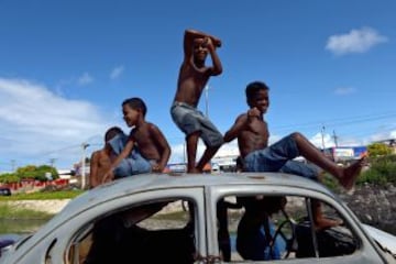 Varios niños juegan al fútbol en un barrio pobre de Olinda, a unos 18 km de Recife, en el noreste de Brasil, durante el Mundial de Brasil 2013 torneo de fútbol FIFA Confederaciones. El centro histórico de Olinda está catalogado como Patrimonio de la Humanidad por la UNESCO.