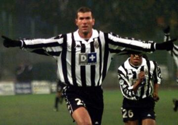 En las filas de la squadra turinesa, 'Zizou' gan¨® un Bal¨®n de Oro en 1998, tanto por su juego en el equipo bianconero como con la selecci¨®n francesa.