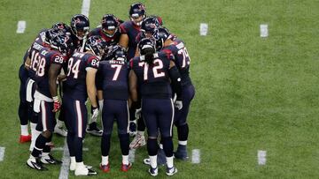 HOUSTON, TX - JANUARY 09: The Houston Texans huddle in the third quarter against the Kansas City Chiefs during the AFC Wild Card Playoff game at NRG Stadium on January 9, 2016 in Houston, Texas. The Kansas City Chiefs won 30-0. Thomas B. Shea/Getty Images/AFP
== FOR NEWSPAPERS, INTERNET, TELCOS & TELEVISION USE ONLY ==
