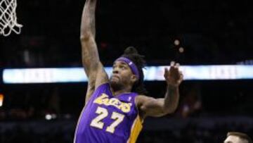 Jordan Hill machaca el aro de los Spurs.