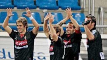 <b>ALEGRÍA. </b>Omar, celebrando la victoria del Sporting en Soria junto a De Lucas, Raúl Cámara y Bilic.