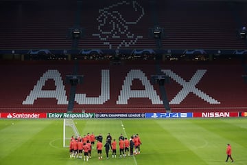 Santiago Solari con el grupo en el centro del campo.