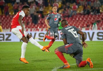 Con goles de Juan Roa, Jhon Pajoy y autogol de Eder Castañeda, Santa Fe venció al América en El Campín de Bogotá. Toma un respiro y escala en la tabla de la Liga.