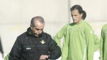 El Betis confirma el despido de Tapia, al que relevará Víctor Fernández