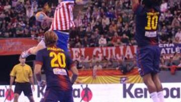 <b>GIGANTE. </b>Markussen (2,12 metros) lanza por encima de la barrera que representa Sorhaindo.