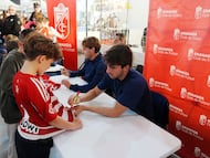 Pascual y Lama firmando autógrafos.