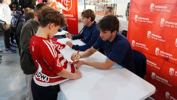 Pascual y Lama firmando autógrafos.