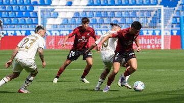 Varela controla el balón ante la oposición de LuismI Cruz en el Mirandés - Deportivo.
