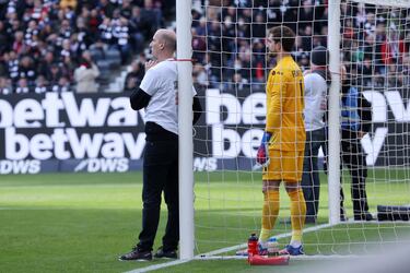 Dos espectadores se atan a los postes en el Eintracht-Friburgo