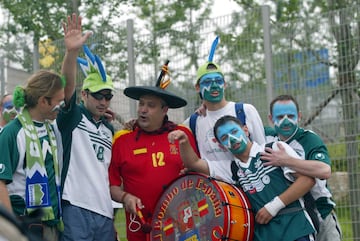 Manolo posa con los aficionados de Eslovenia el 2 de junio antes del encuentro contra Espa?a en el Mundial de 2002 en Corea del Sur.