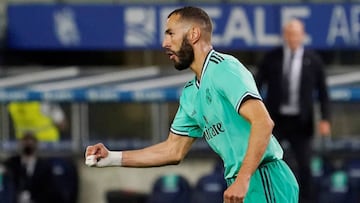Karim Benzema celebra el gol ante la Real Sociedad en Anoeta