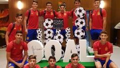 Los jugadores posan a su llegada al hotel de Bombay.