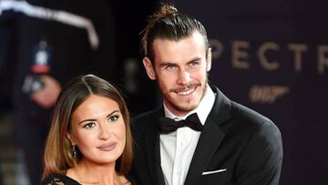 Gareth Bale con su pareja, Emma Rhys-Jones, posando en un evento