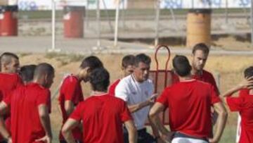 <b>RETOQUES. </b>Míchel cree que el nivel exhibido hasta la fecha es aún mejorable, pese al buen hacer antes de la visita a Vigo.