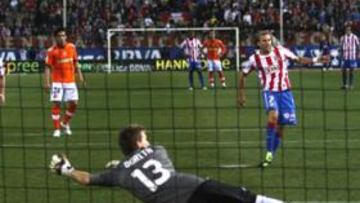 <b>PENALTI FALLAD0. </b>Forlán tuvo en sus botas el 2-1 en el minuto 58, pero su lanzamiento pegó en un poste, ya con el portero del Valencia batido.