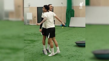 El colombiano se quedó con el triunfo en un ejercicio junto a Alexander-Arnold y lo celebró con toda la emoción, dejando claro su carácter competitivo.